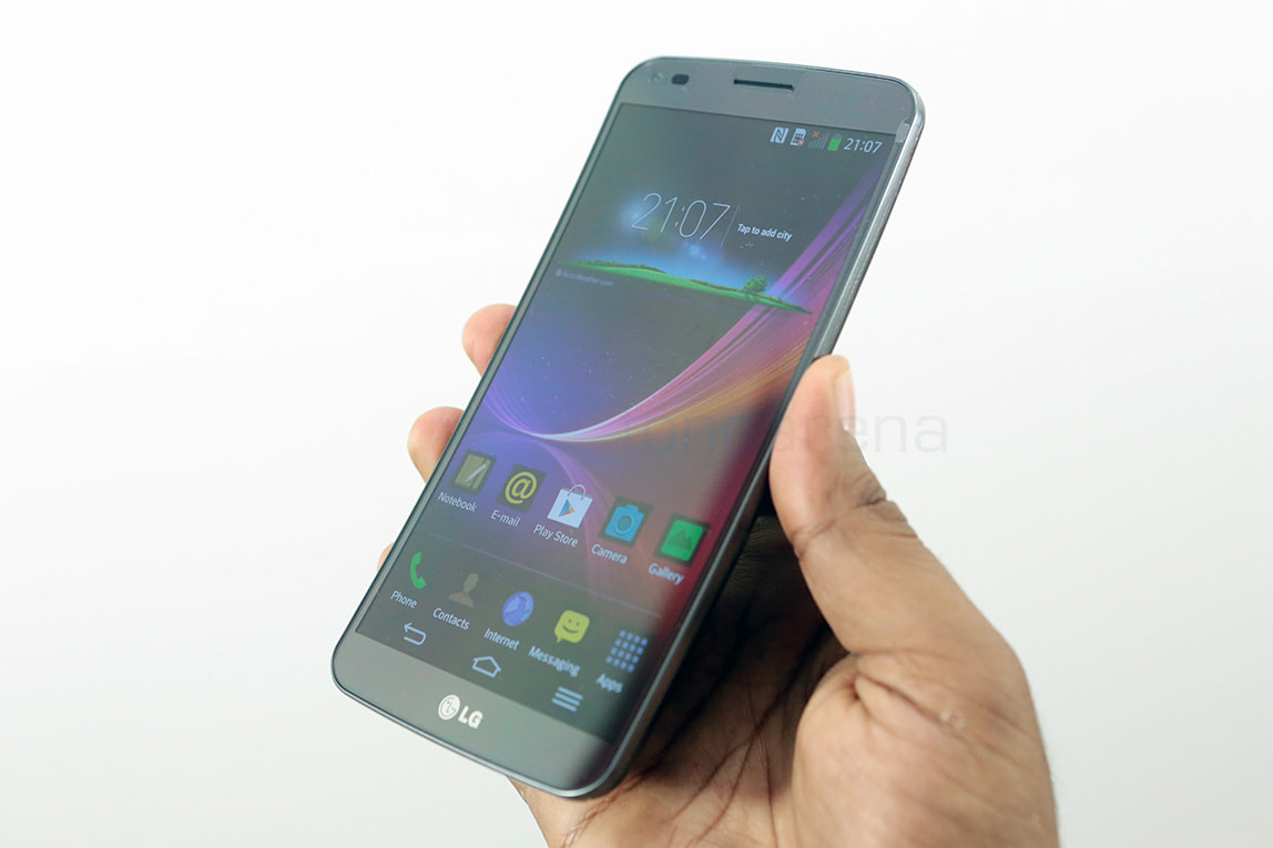 LG G Flex Review :The First Mobile Phone with Flexible Built