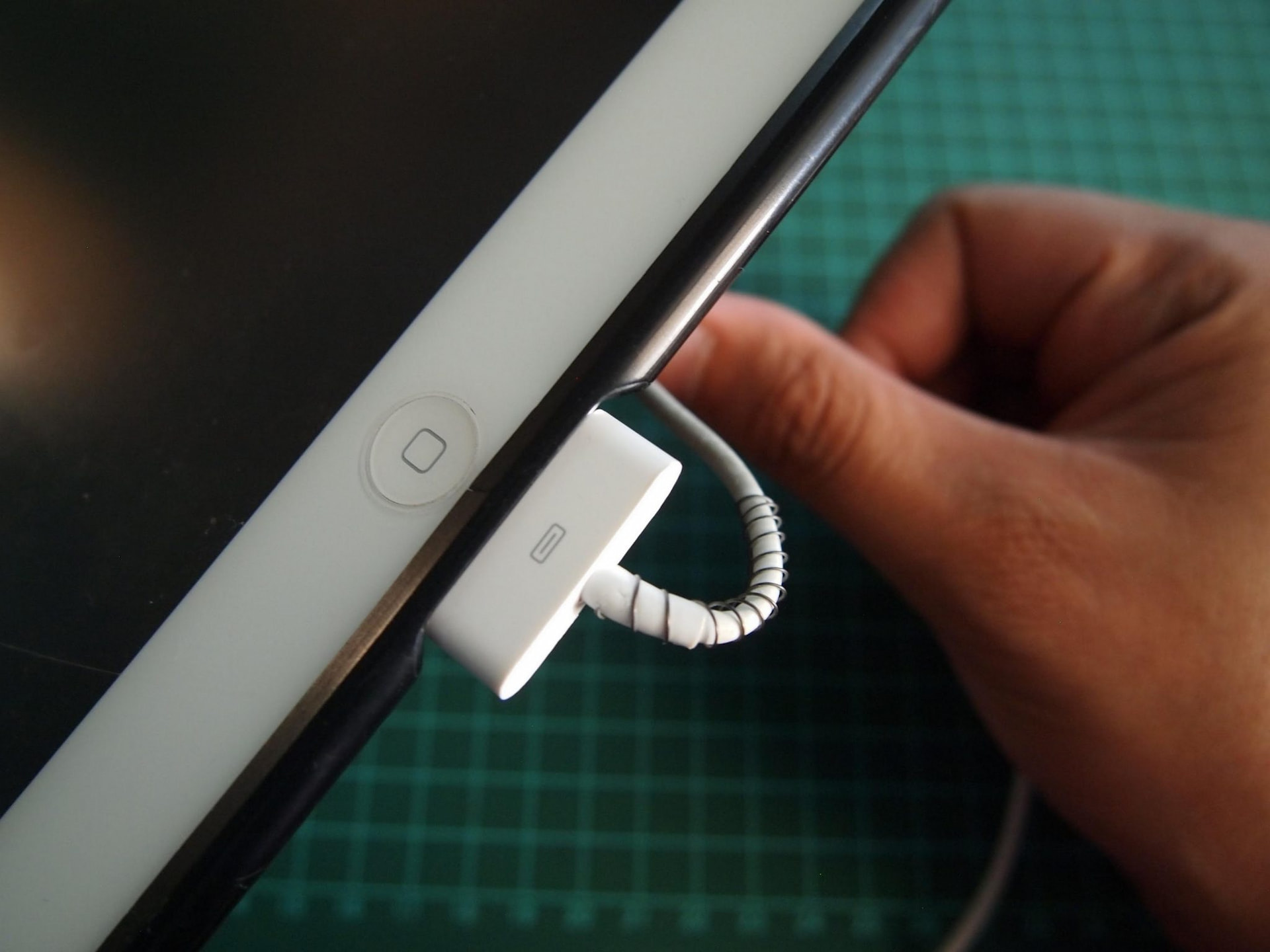How To Fix A Broken iPhone, iPod or iPad Charger