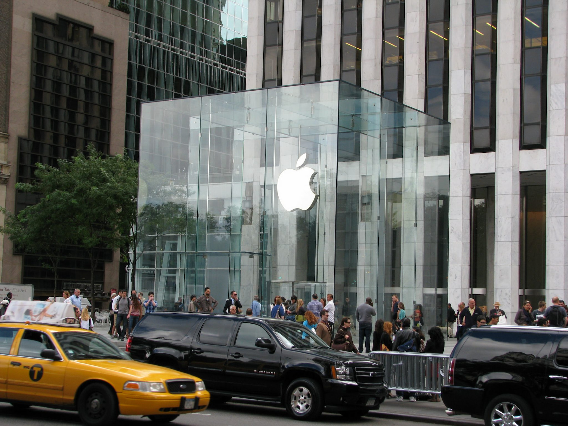 An Apple Store employee accused of scamming the company for almost 1 million dollars in gift cards